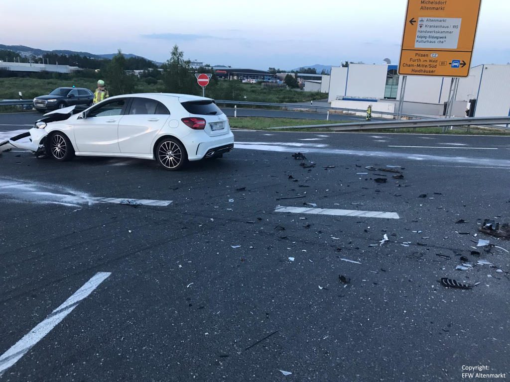Einsatz 13 2019 Verkehrsunfall Industriegebiet Altenmarkt Michelsdorf Beitragsbild 04