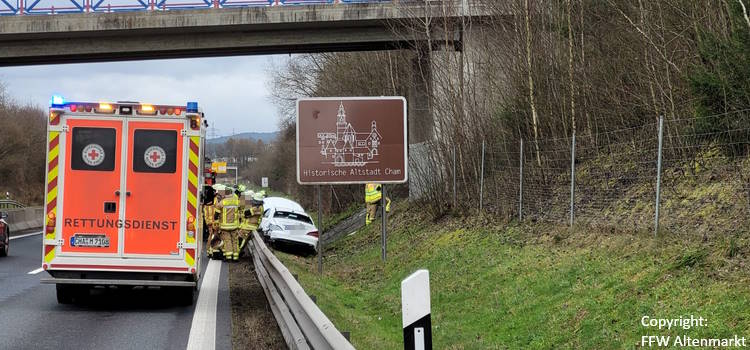 Einsatz 45 2022 PKW Rutsch Böschung ab B85 Beitragsbild