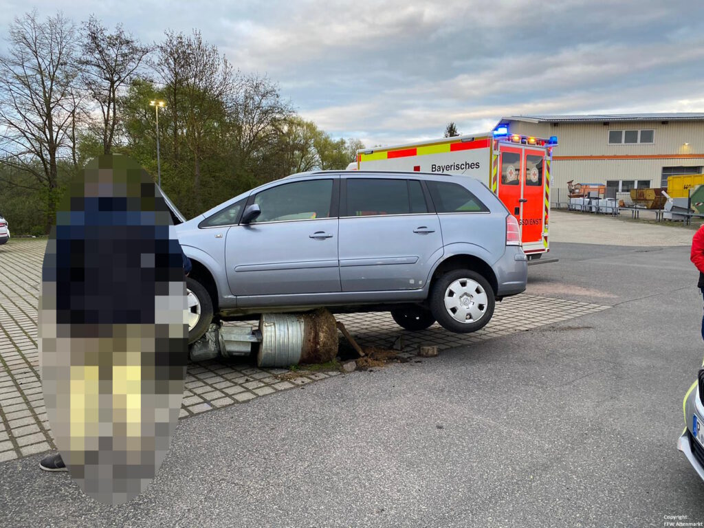 Einsatz 21 2023 Verkehrsunfall Parkplatz Cham Süd (1)
