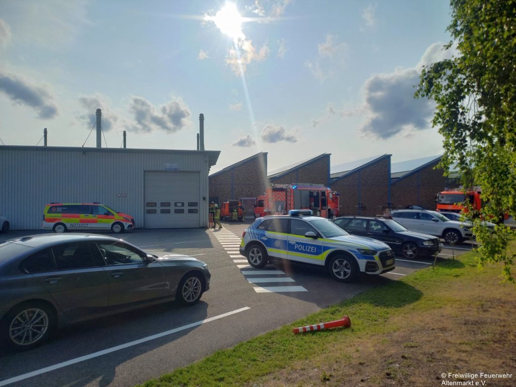 Einsatz 12 2025 Betriebsunfall Arm eingeklemmt (2)