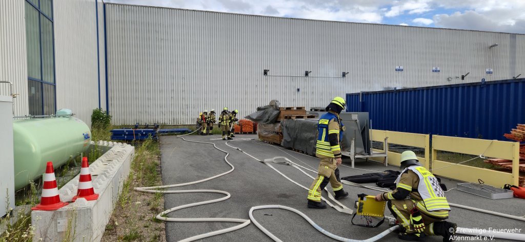 Einsatzübung Alpha Verteilertechnik 2025 (4) Atemschutz