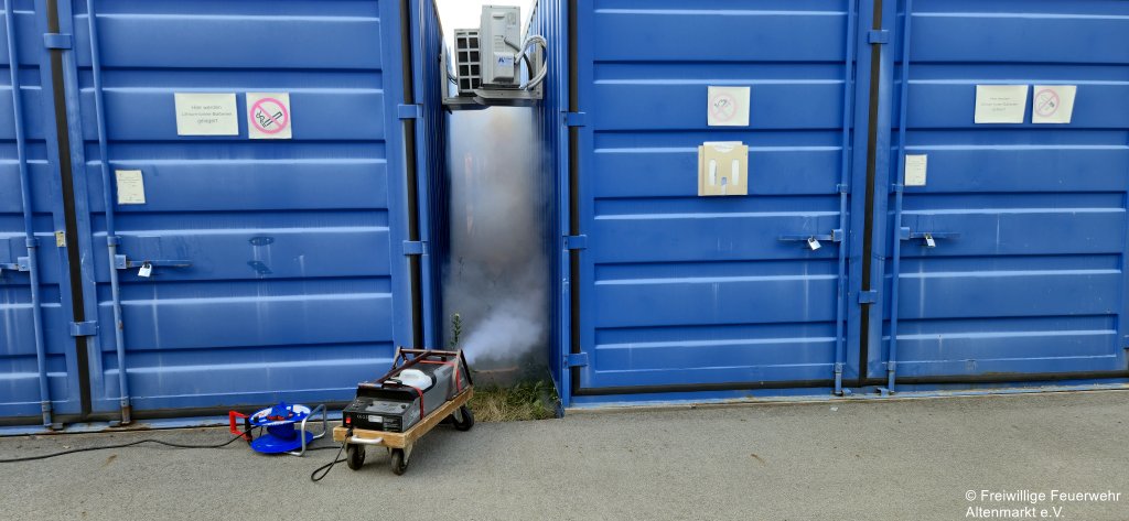 Einsatzübung Alpha Verteilertechnik 2025 (7) Akku Container vernebelt