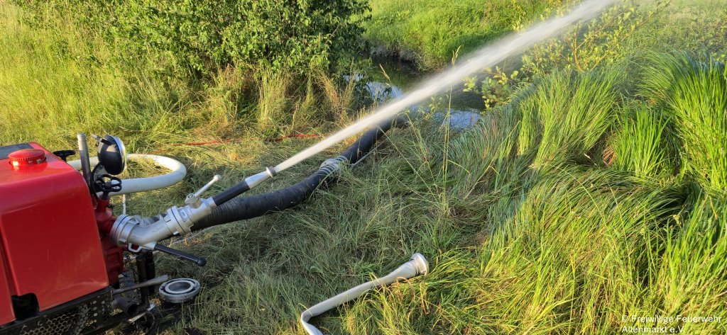 Tragkraftspritze mit B-Strahlrohr und Stützkrümmer am Abgang mit Wasserabgabe