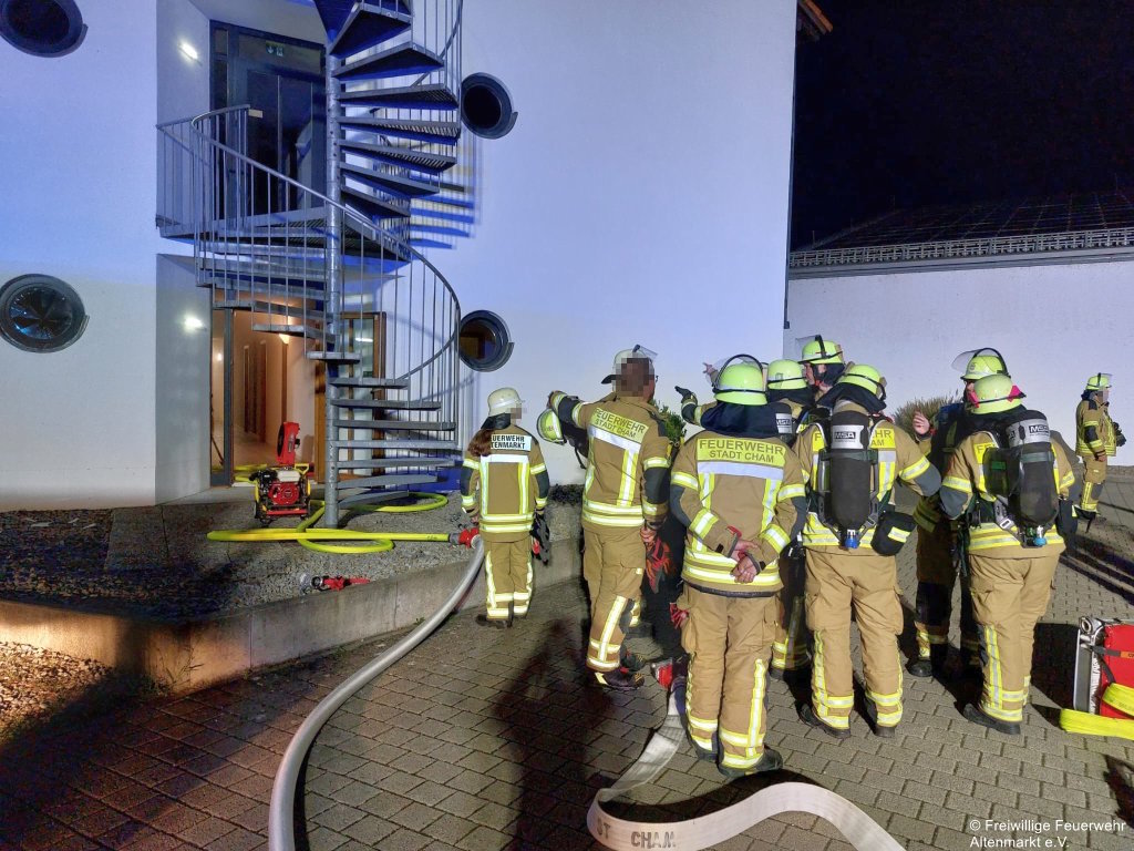 Einsatz 23 2025 Brand Hotel Altenmarkt (3) Atemschutz in Bereitstellung