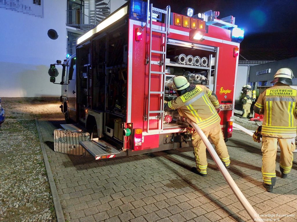 Einsatz 23 2025 Brand Hotel Altenmarkt (4) LF 10/6 Wasserversorgung