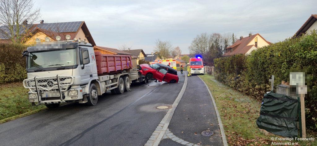 Einsatz 30 2025 Verkehrsunfall Untertraubenbach (1)