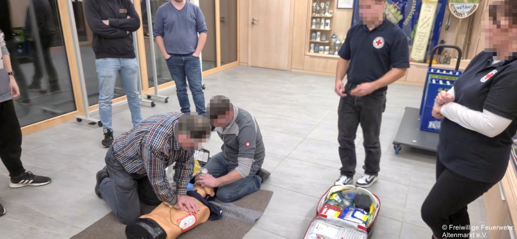 Übung Erste Hilfe 2025 (1) Herz Lungen Wiederbelebung mit Defi