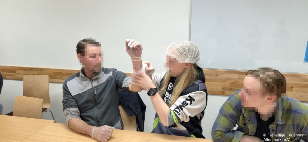 Übung Erste Hilfe 2025 (3) Druckverband