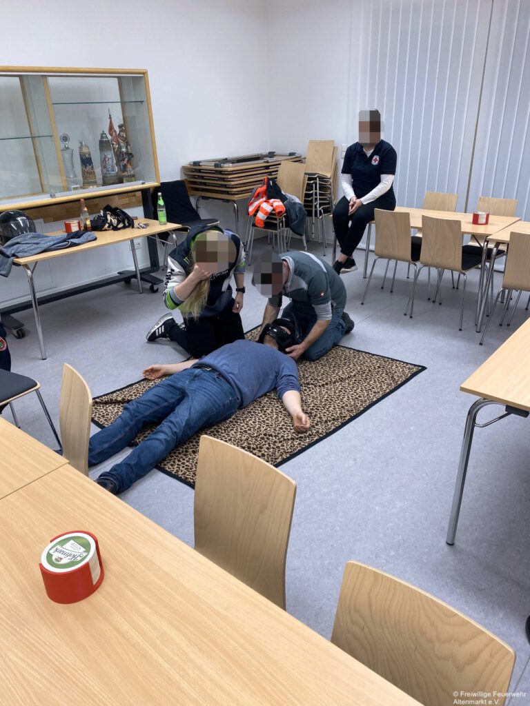 Übung Erste Hilfe 2025 (4) Helmabnahme