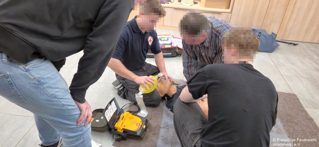 Übung Erste Hilfe 2025 (5) Herz Lungen Wiederbelebung mit Defi