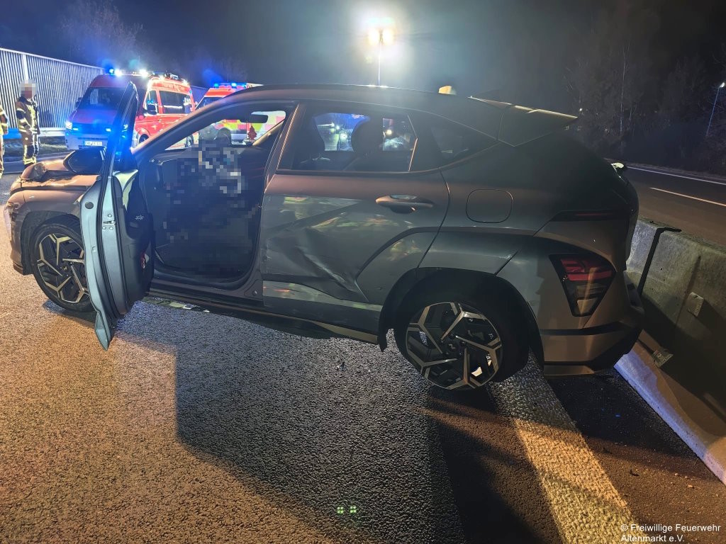 Verkehrsunfall PKW LKW B85 (3)