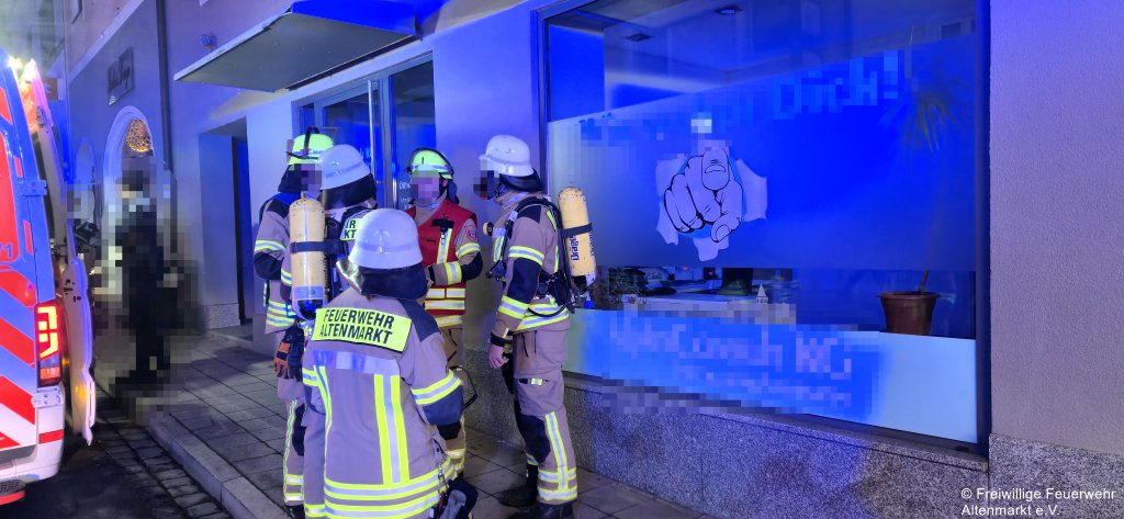 Einsatz 34 2025 Brand Innenstadt Cham (5) Atemschutz