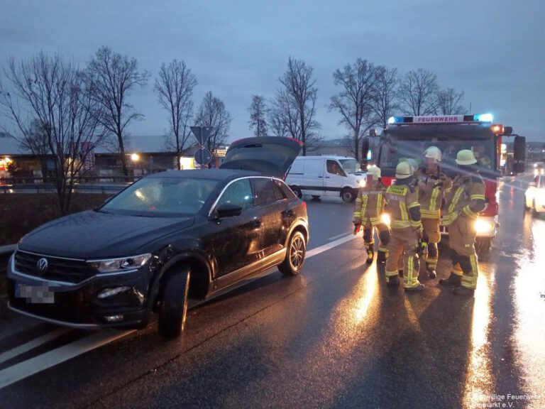 Einsatz 08 2026 Verkehrsunfall Kreisverkehr Cham-Süd (1)