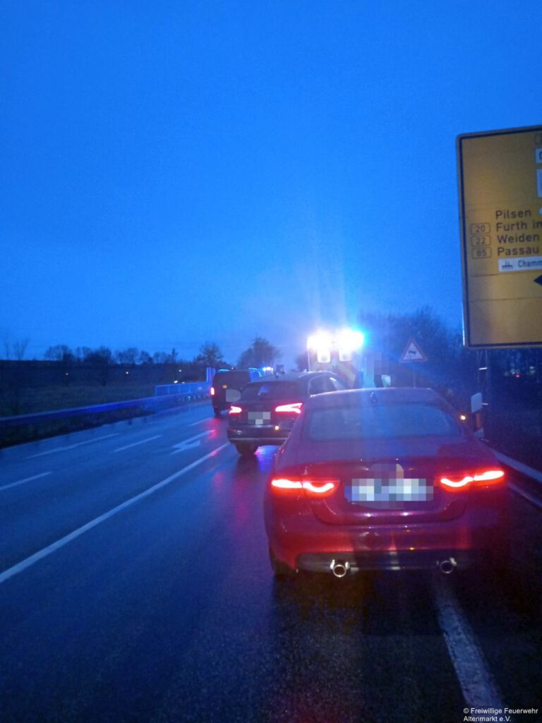 Einsatz 08 2026 Verkehrsunfall Kreisverkehr Cham-Süd (2)