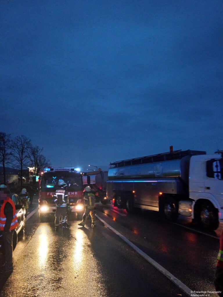 Einsatz 08 2026 Verkehrsunfall Kreisverkehr Cham-Süd (3)