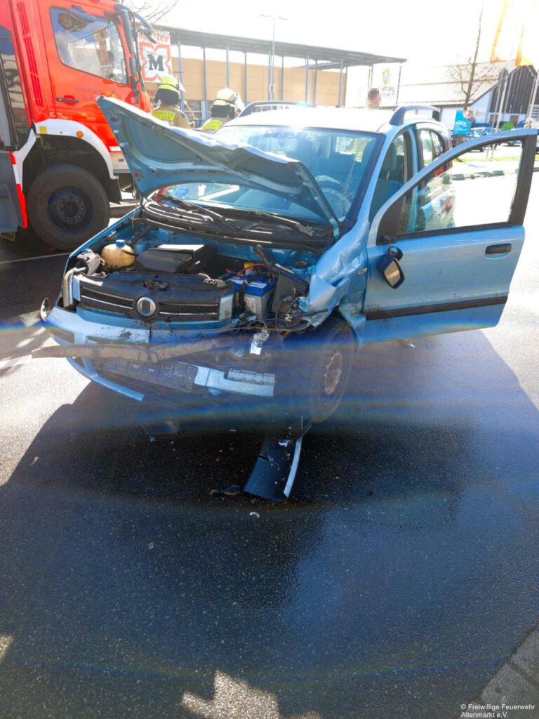 Einsatz 12 2026 Unfall in der Rodinger Straße (7)