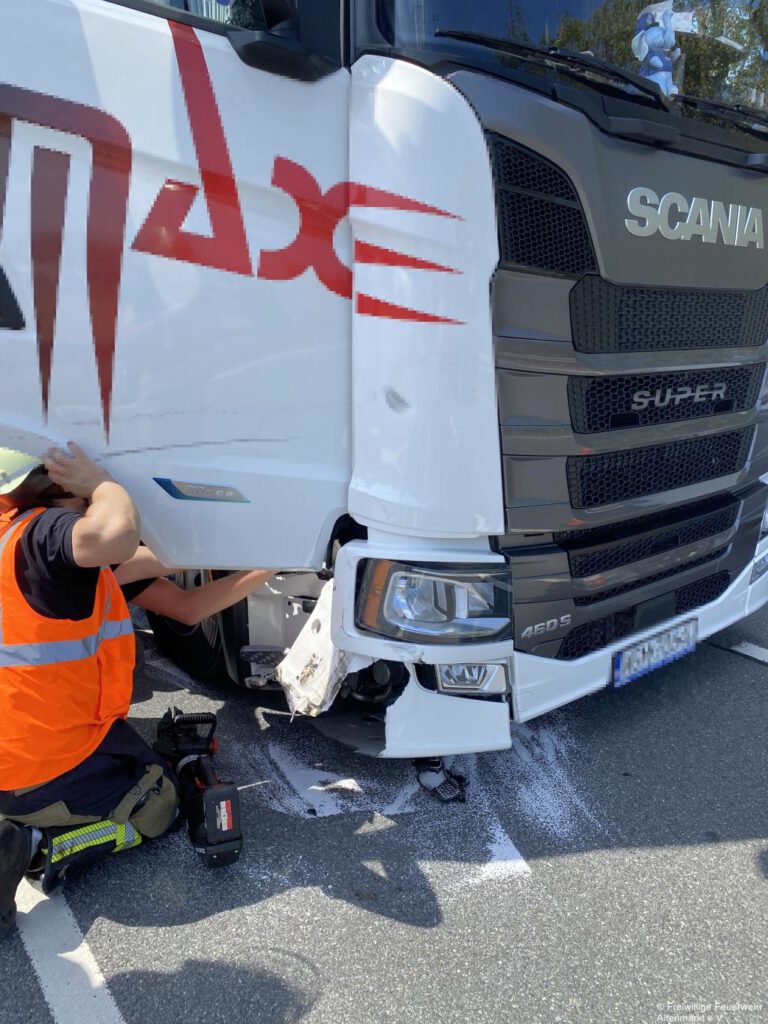 Einsatz 42 2026 Unfall B20 Kreuzung Cham-Süd (2)