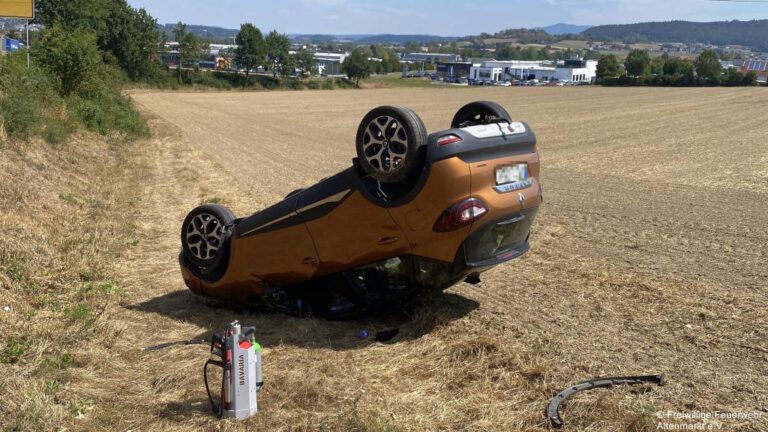 Einsatz 42 2026 Unfall B20 Kreuzung Cham-Süd (3)