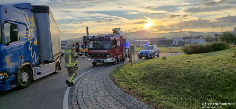 Einsatz 47 2026 Unfall LKW gegen PKW (1)