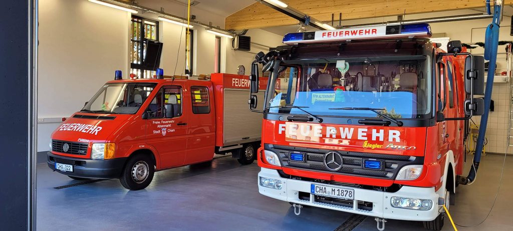 LF10/6 und TSF im Gerätehaus Altenmarkt